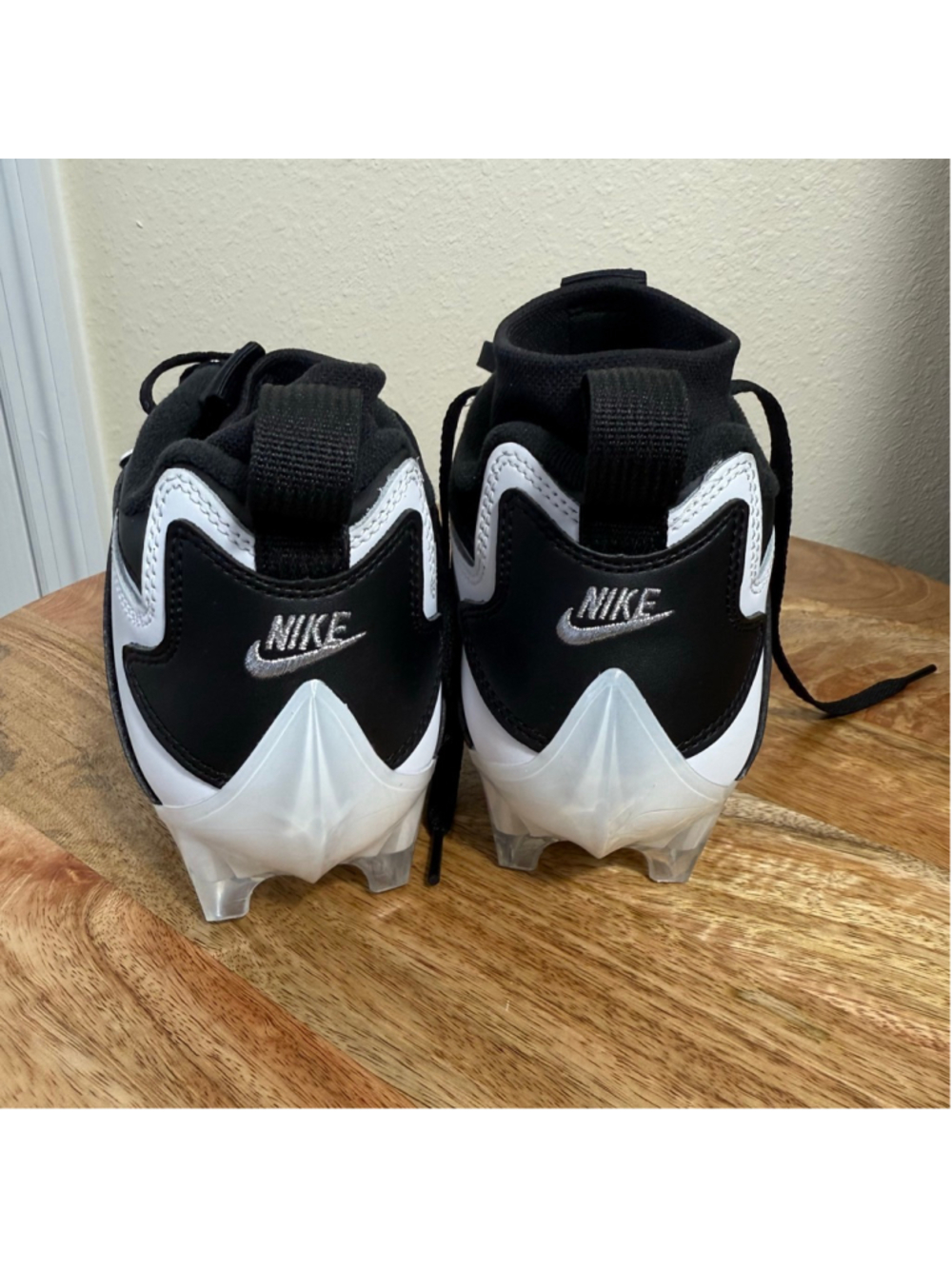 Men's Nike Athletic Shoes 8.5 Black White - Picture 5 of 8